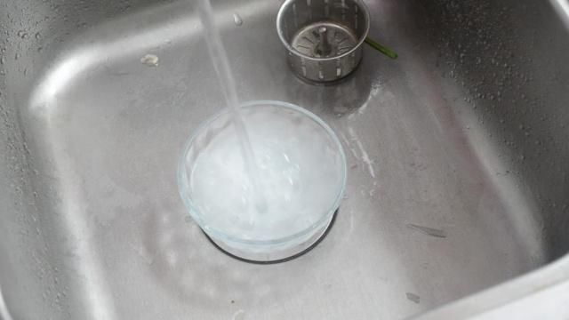 洗碗池里放一个塑料瓶，作用真厉害，我也是刚知道，尽快告诉家人