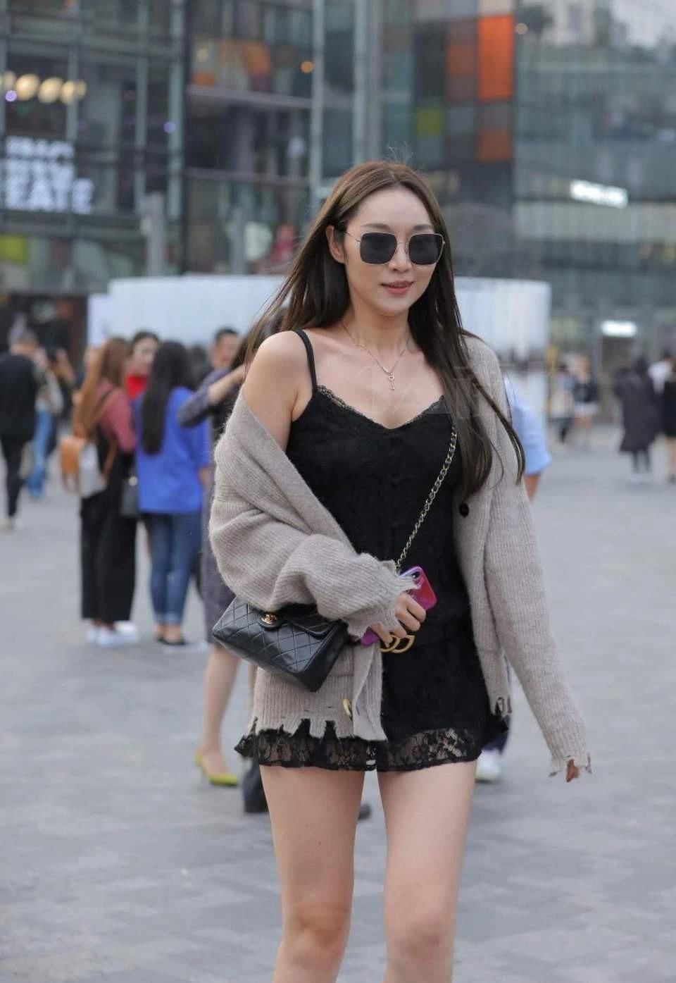 天气|街拍天气不是改变小姐姐穿衣搭配的主要因素,美女要的是回头率