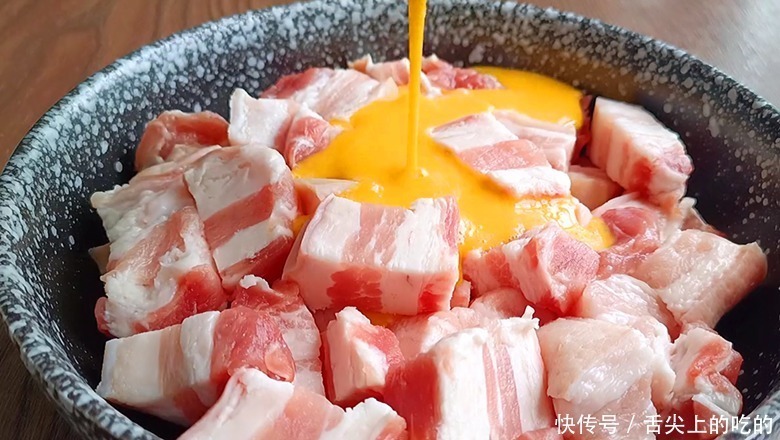 五花肉不要红烧啦,淋2个鸡蛋,你想不到的做法,每次上桌不够吃