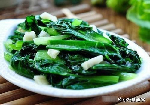 翠绿|无论炒啥青菜，直接下锅是大错特错，掌握这2点，青菜翠绿不发黑