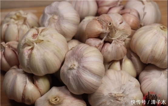 原来剥大蒜这么简单,只要1个啤酒盖,快速去皮又不脏手,真实用