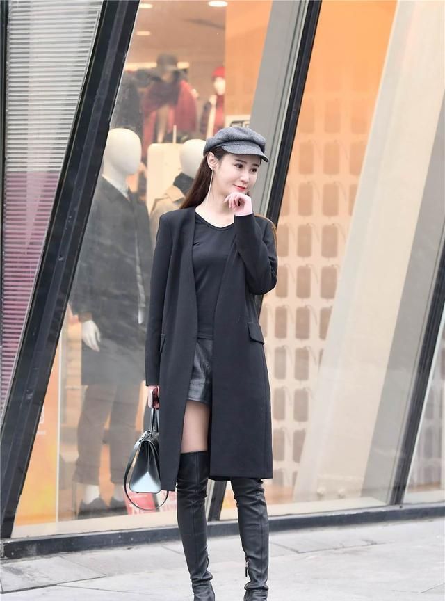 长靴 黑色细高跟过膝长靴,修身款式,搭配黑色风衣,时尚抢眼