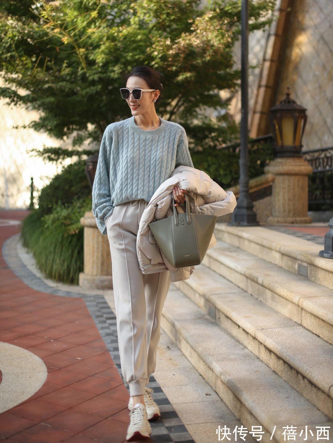 修身性|奔三奔四的女人,秋冬建议多穿“羽绒服”,搭配毛衣保暖又显气质