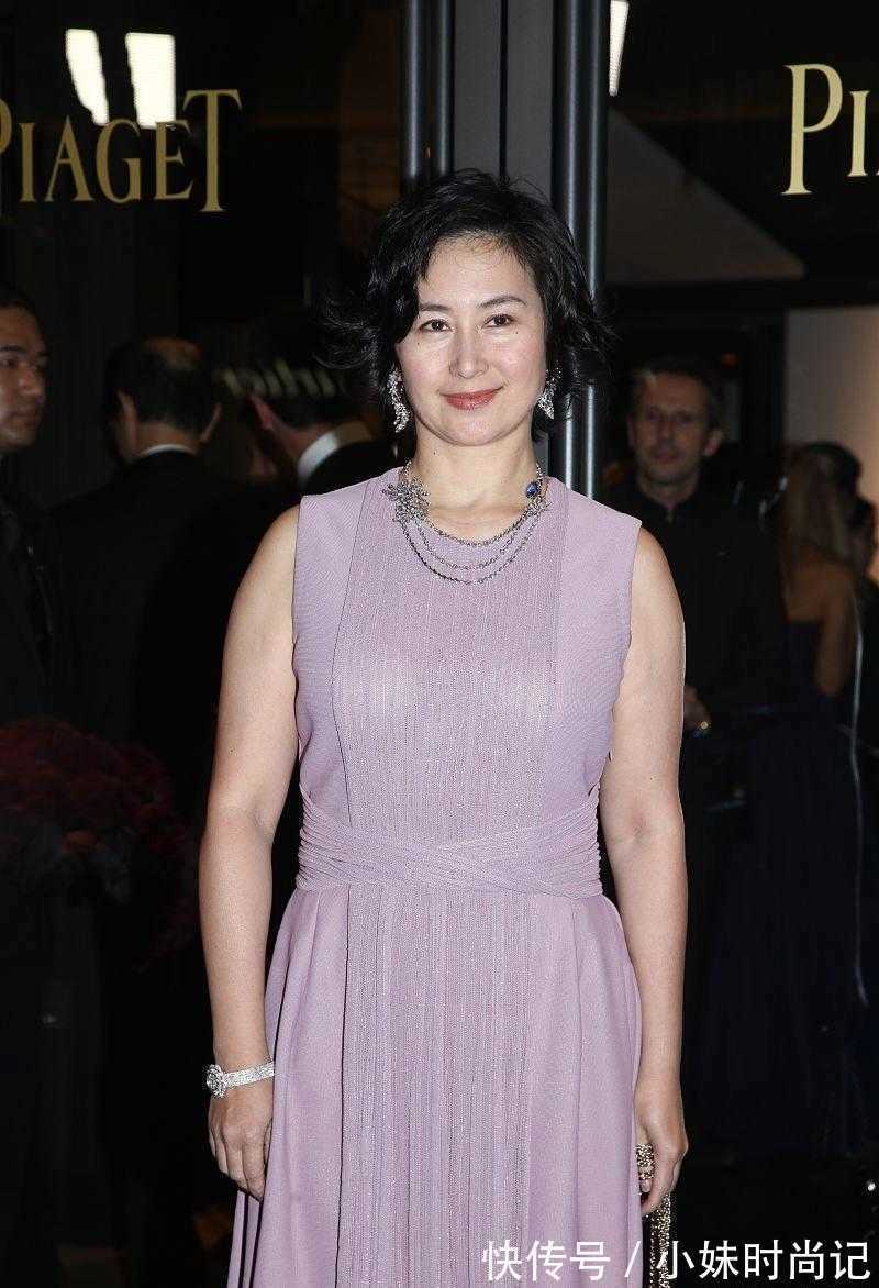 面料 何超琼根本不用扮嫩,穿浅紫色连衣裙配短卷发,气场很难被超越