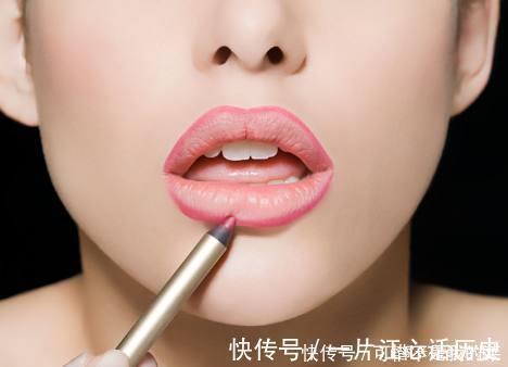 唇线笔 女生涂口红时,千万别有这4个“习惯”,不然再贵口红都掉色沾杯