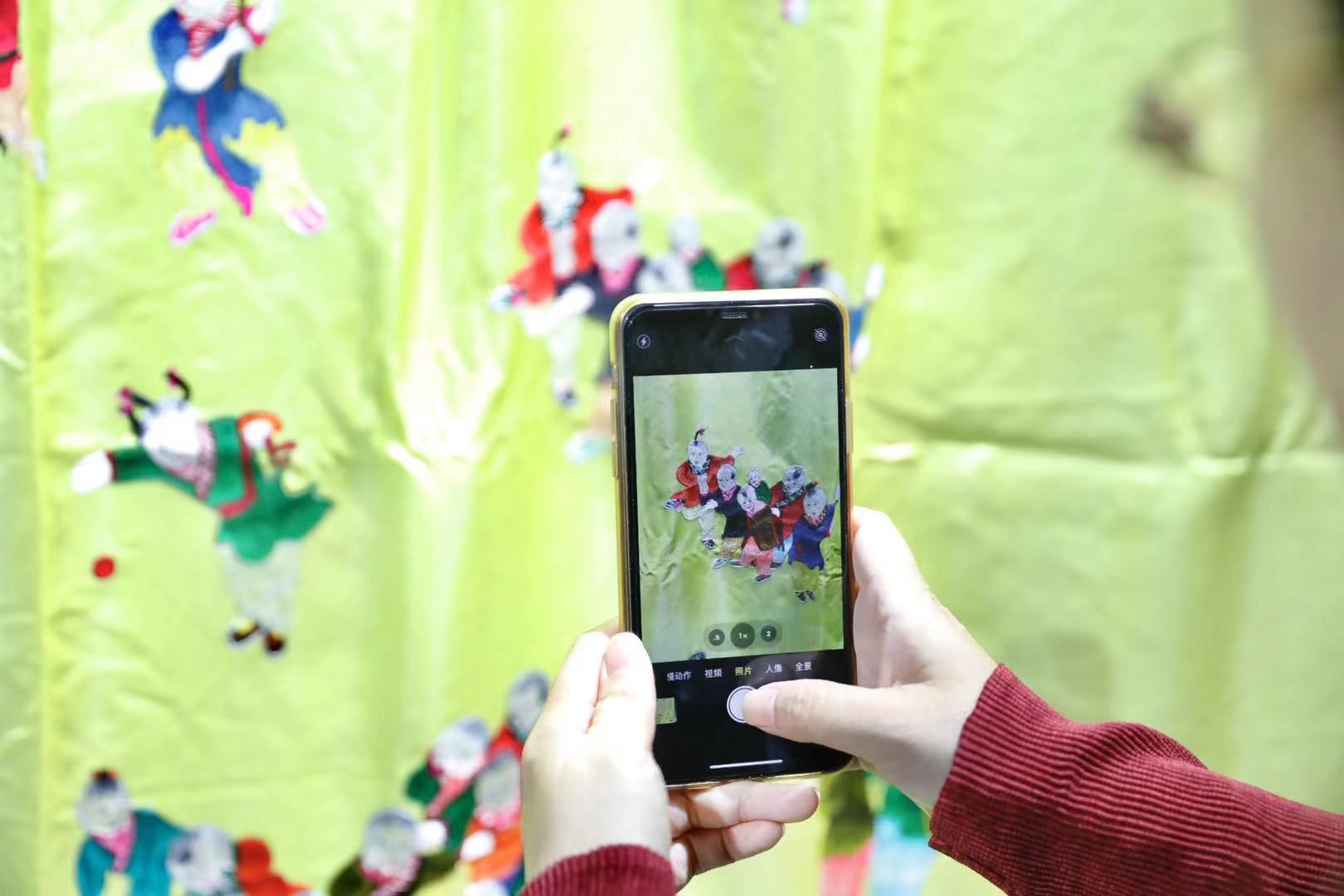 汉族@惊艳!“寸锦寸金”的云锦、“玲珑五色”的苏绣等非遗技艺碰撞现代设计,“国风”大展在东华大学开幕