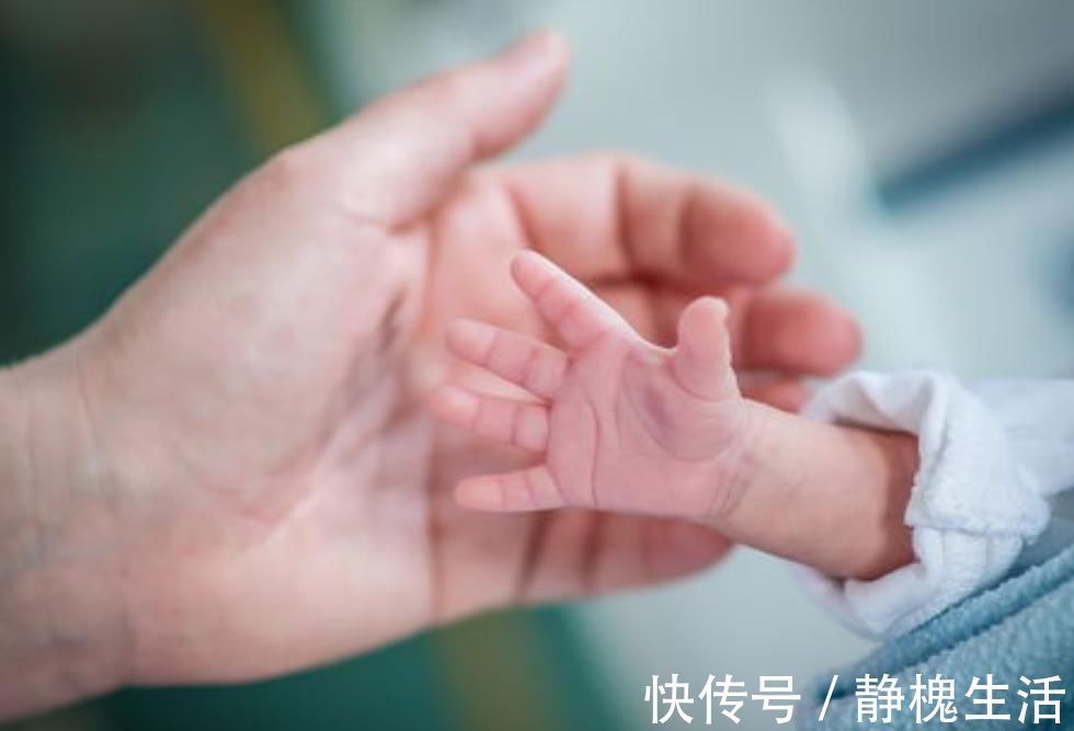 脚心|新生儿宝宝哇哇哭,是因为剪脐带痛吗?医生弹了下宝宝脚心笑了