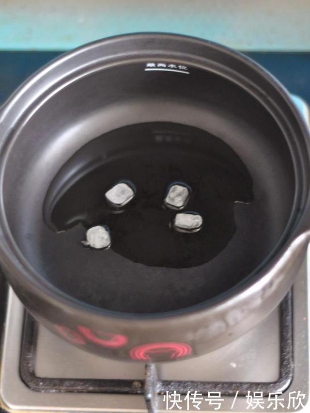 教大家在家做板栗焖鸡,鸡肉软烂,美味又营养,做一锅不够吃!