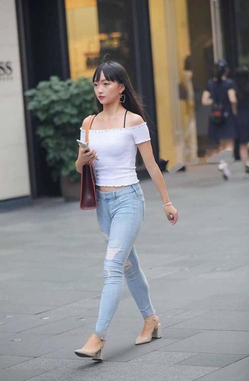 紧身牛仔裤|穿紧身牛仔裤的女孩子，看起来气质优雅，运动风满满！