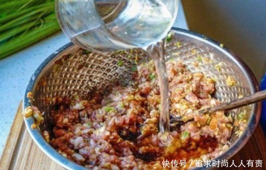 调饺子馅,先放盐还是先放油很多人弄错,难怪饺子不香不入味!