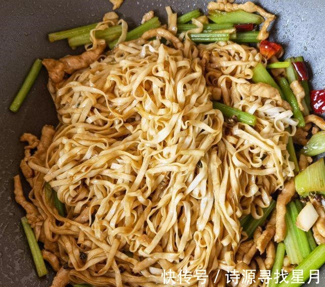 一溪月|芹菜肉丝炒面,油润鲜香,好吃极了!