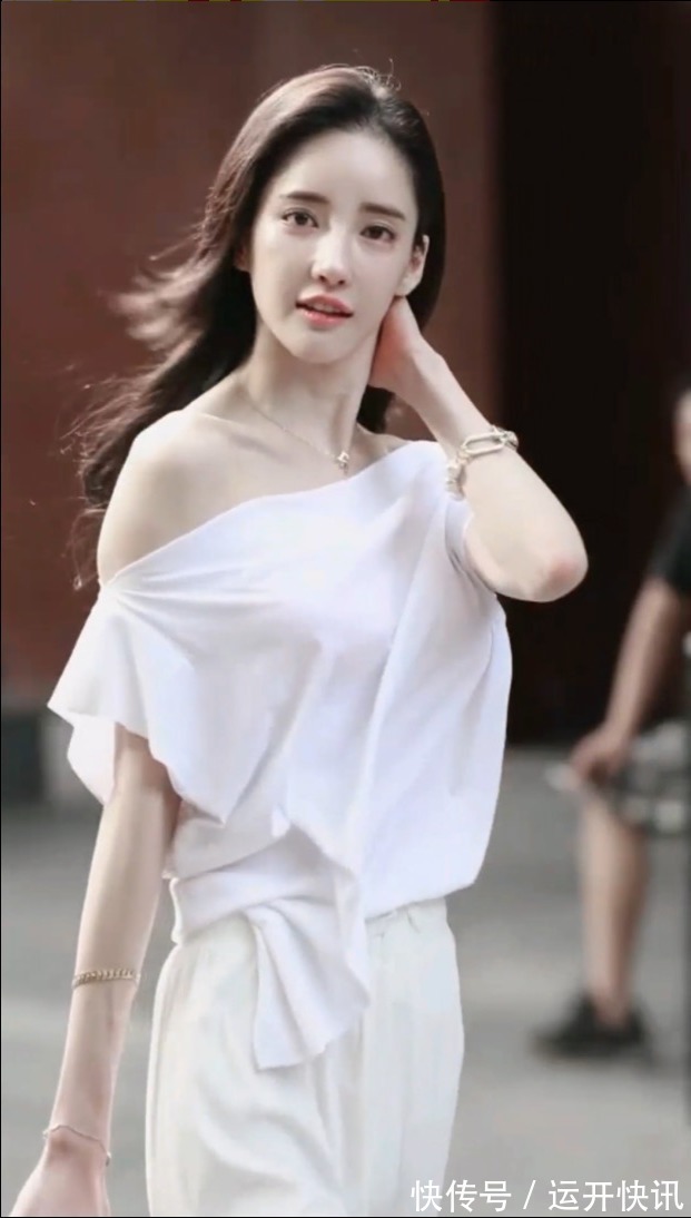 一笑|偶遇网红潘南奎，清纯白色穿搭美丽如初，甜美一笑太迷人