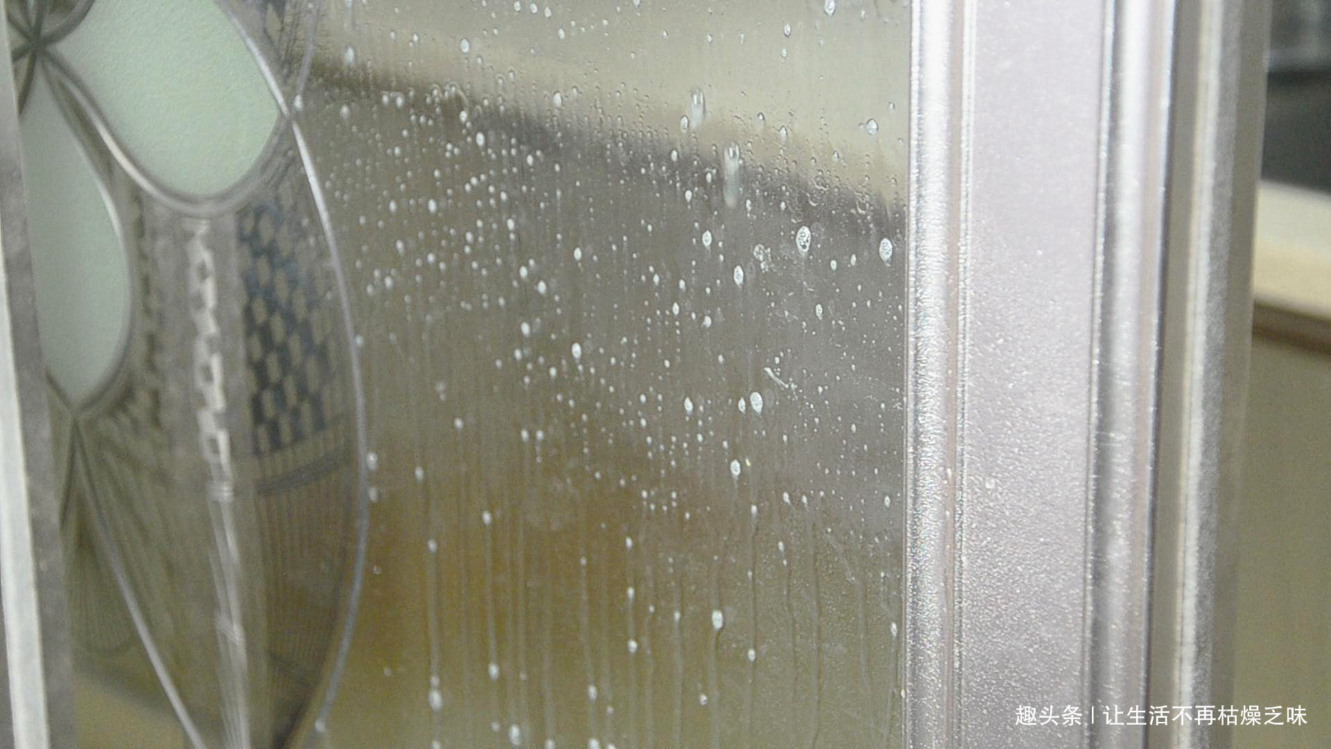 玻璃太脏别用水擦，教你一个诀窍，擦完非常干净，一点灰尘不留