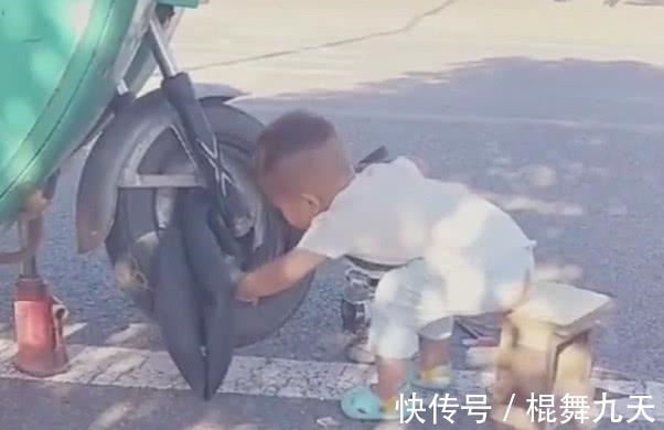 宝宝|“修车工宝宝”专业补胎火了，果然穿尿不湿的都了不起！