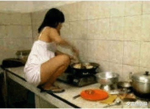 架势|“对门刚搬来的小姐姐开着门做饭,好奇瞅了一眼,这架势是刚睡醒?”,哈哈哈哈!