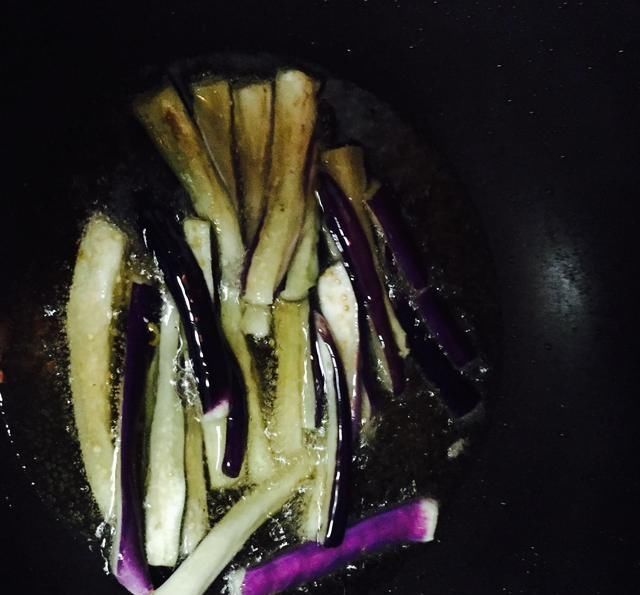  炒茄子的时|退休伙夫：炒茄子时，多加这1步，出锅后不发黑还入味