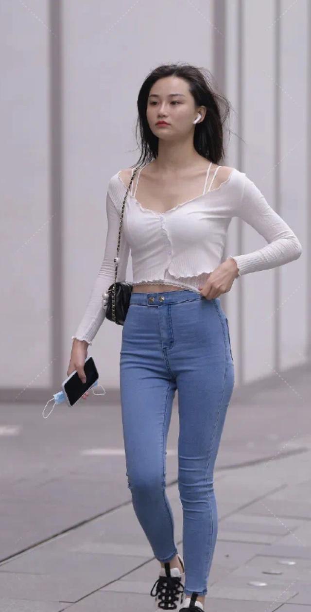 外衣 黑色露肩上衣搭配黑色打底裤,搭配很和谐,深受人们喜爱