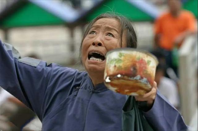 |“丑娘”自称是校花，原以为是笑话，看到年轻照片后，网友：真美