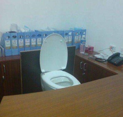 |搞笑图片幽默段子笑话哈哈,这个老板有个性啊,办公室装马桶