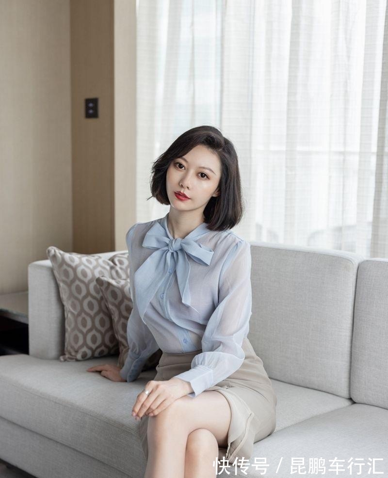 浅蓝色 潮流穿搭:浅蓝色的雪纺衬衫搭配米灰色的半身裙