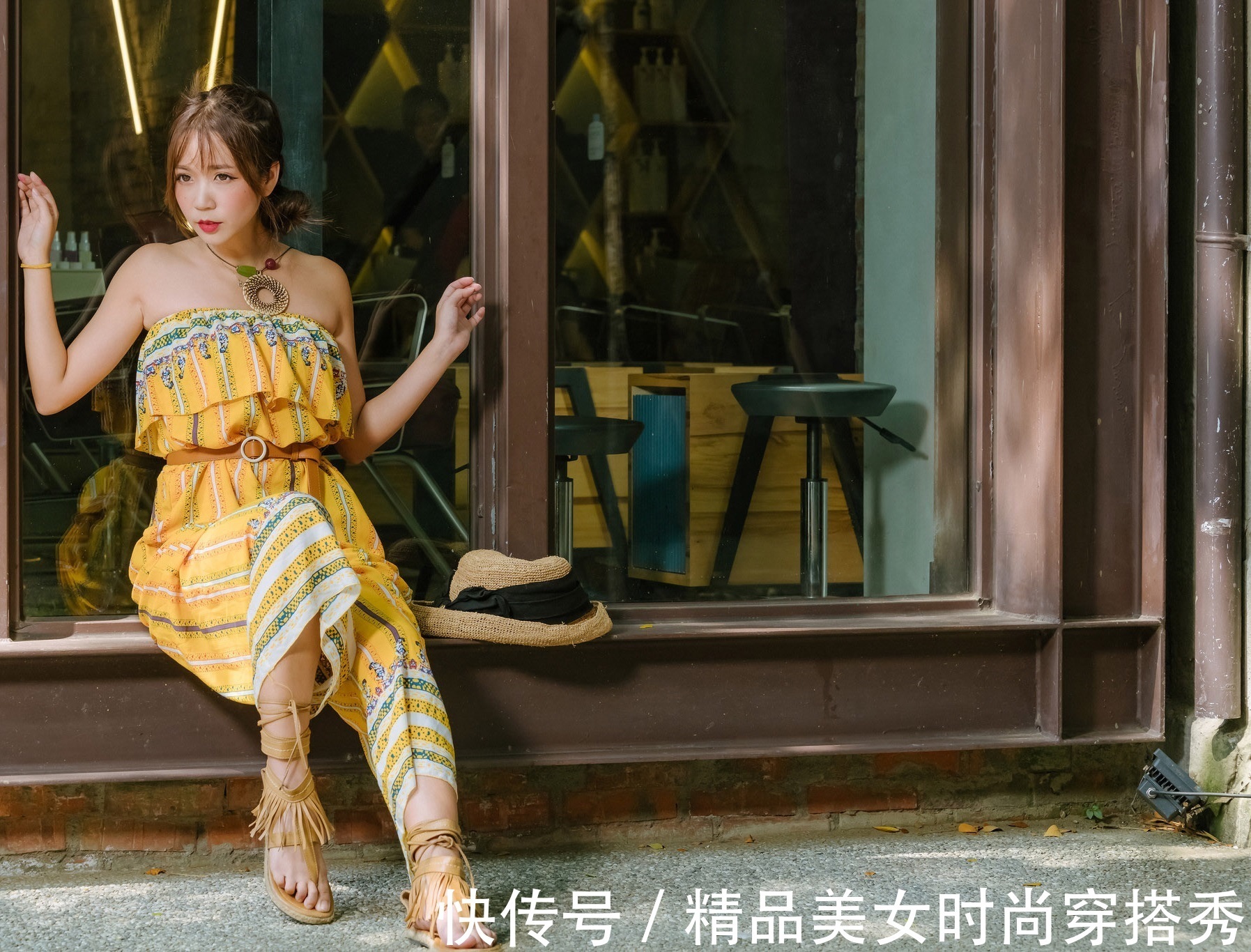 民族风|一字肩连体裤，搭配一双民族风十足的凉鞋，优雅浪漫