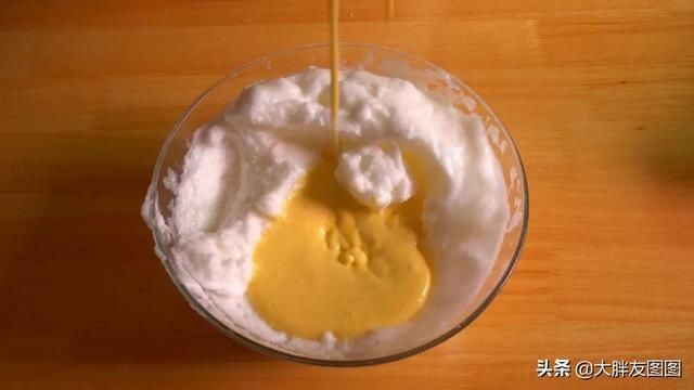 没秤,没打蛋器,没烤箱,如何做出蓬松的无油蛋糕?