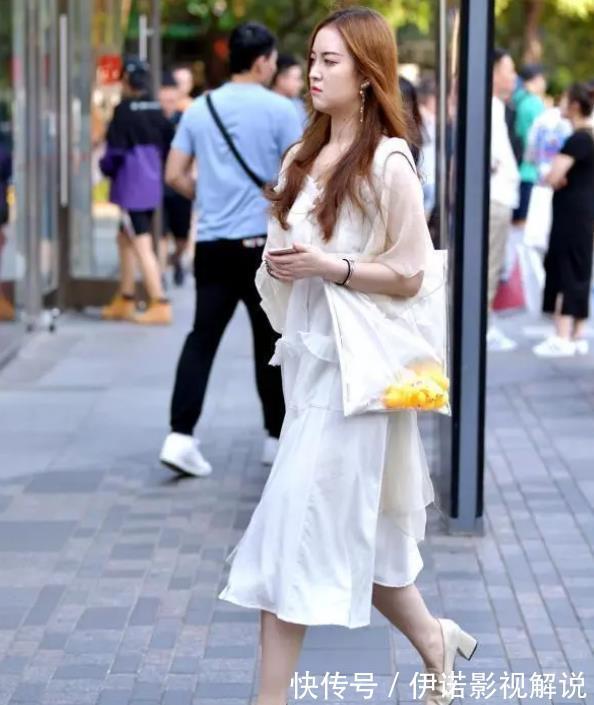 街拍|街拍:身材不错的小姐姐,披肩的长发,尽显女性魅力