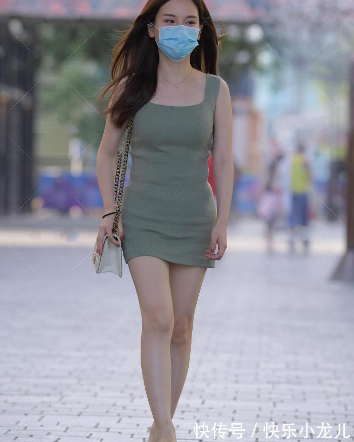 高跟鞋 茶色的绿色修身背心裙,清新可爱,温柔而有气质,营造出成熟气质