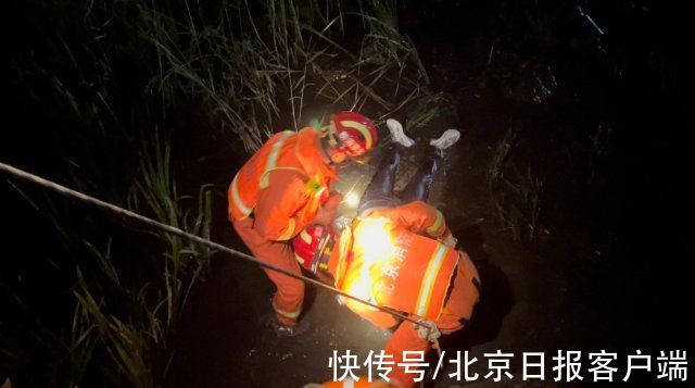 支流|男子醉酒后散步掉入温榆河，消防员紧急救助