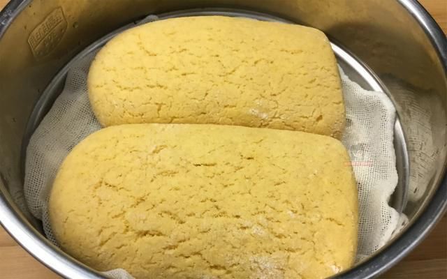 一碗玉米面,2个鸡蛋,做个比蛋糕还好吃的发糕,从此爱上吃粗粮