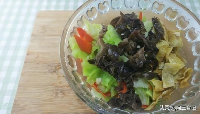 鸡蛋块儿|包菜加2个鸡蛋，外婆教我的特别做法，开胃又营养，比吃肉还下饭