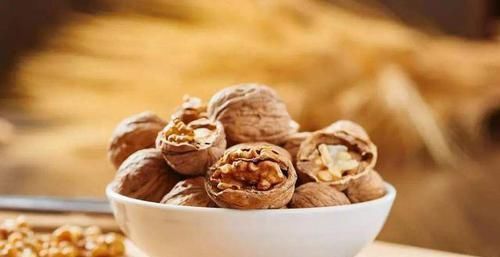什么时候吃核桃抗衰老效果最好?每天吃多少核桃才合理?了解一下