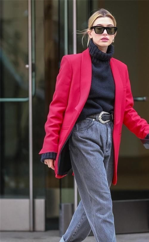 复古红 除了“高级灰”,“复古红”也有高级感,搭配各种单品很时尚