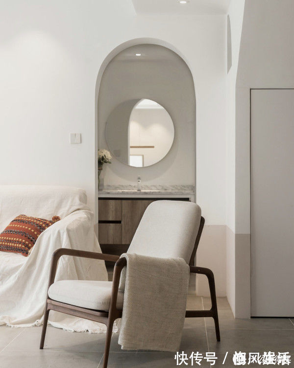 墙面|这对夫妻很有远见,买下120平复式小楼,客厅开阔还有双储物间