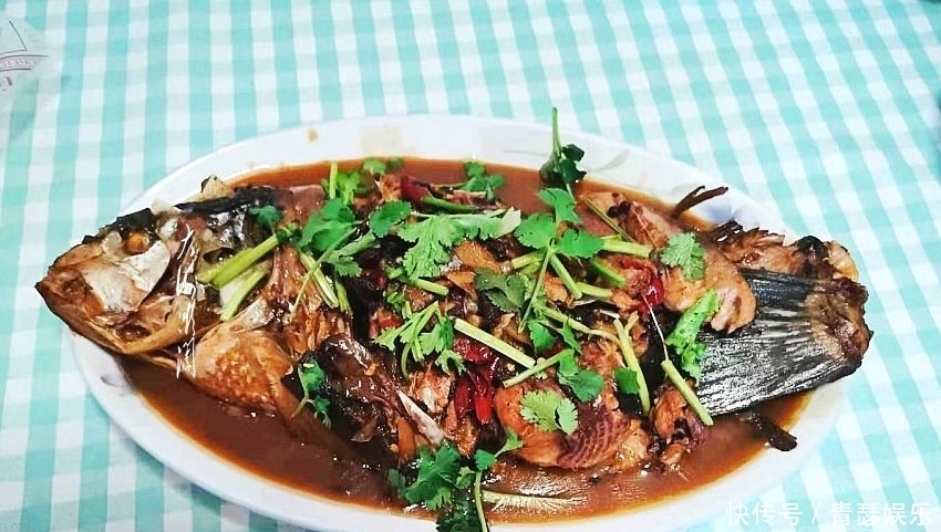 晒姐家年夜饭,十全十美10道菜,外加4道素菜,看到最后我服了