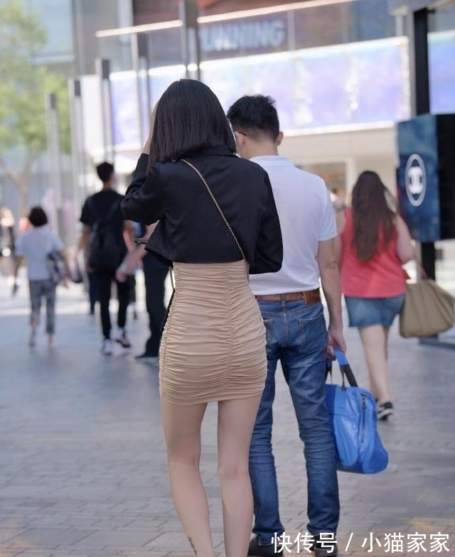 搭配 黑色上衣与粉色包臀裙搭配非常创新,美女却没有正面看!