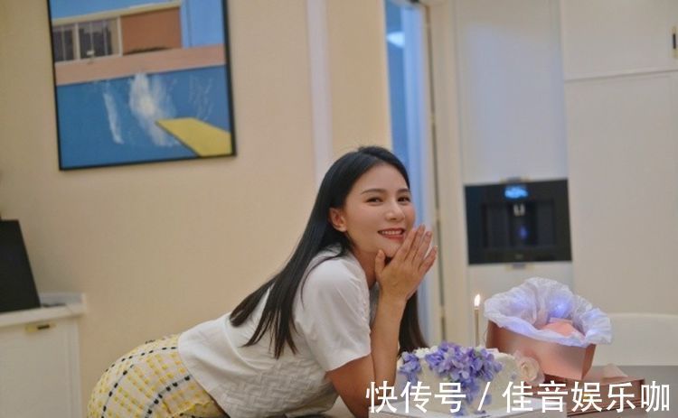 何姿|郎才女貌!奥运冠军夫妇庆生!31岁何姿展现好身材,秦凯献拥吻