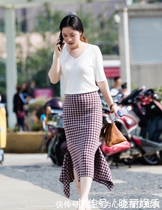 小姐姐|街拍:丰腴美女利落的短发穿紧身连衣裙,展现凹凸有致的身材!