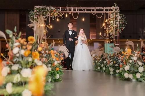 这场清新淡雅的现代简约风婚礼，一如初见你时的般纯粹自然