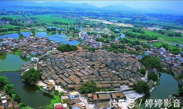 古建筑群$安徽有一不起眼小村落，木雕文化独具一格，依山傍水景色超美！