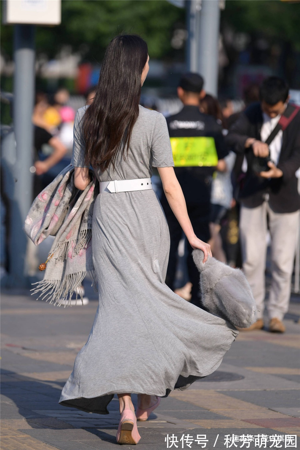 高跟鞋 高级灰的连衣长裙,不挑身材,但是没有搭配高跟鞋,有点遗憾