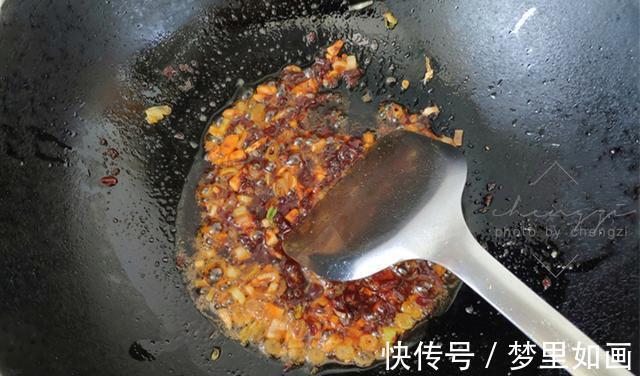 南瓜|46岁阿姨一人食午餐，焖一锅饭菜都有了，网友家里没矿，吃不起