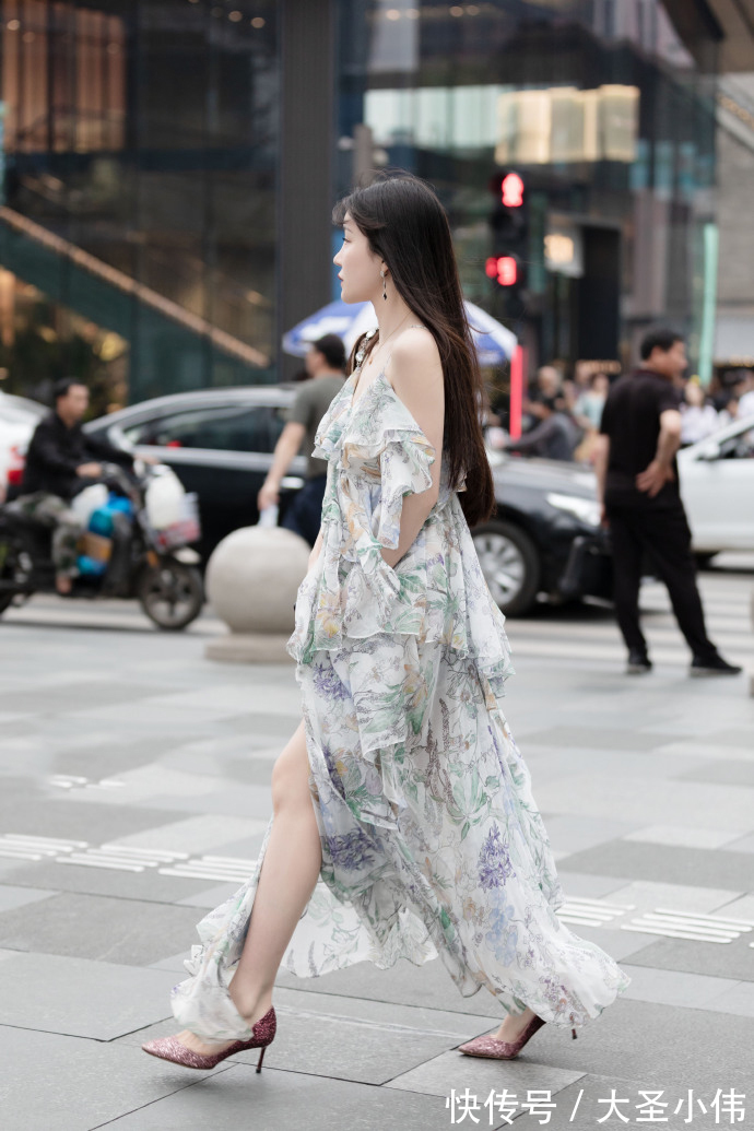 连衣裙|美女街拍:小姐姐身穿个性吊带连衣裙,白皙娇嫩有仙女气息!