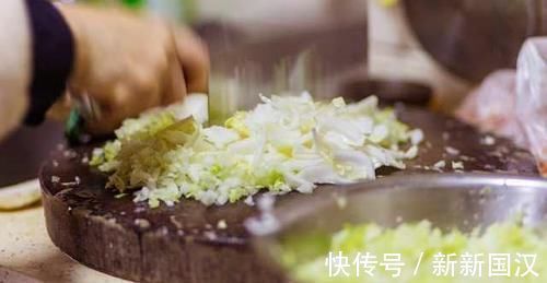 鲜嫩|包白菜饺子,调馅时用上这一招,白菜不出水,饺子鲜嫩多汁很好吃