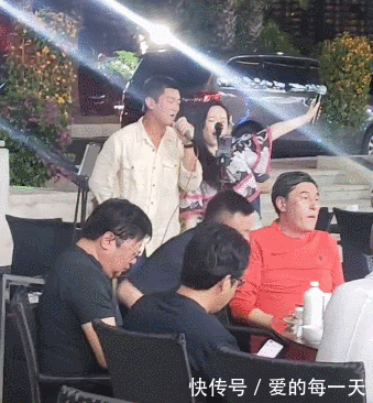 网友偶遇霍思燕杜江冲浪,嗯哼赤脚玩,粉丝被问小女孩说“三不”