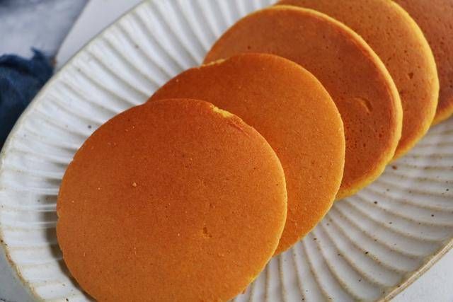 玉米面加5个鸡蛋,不加1滴油1滴水,又香又软,比发糕好吃10倍!