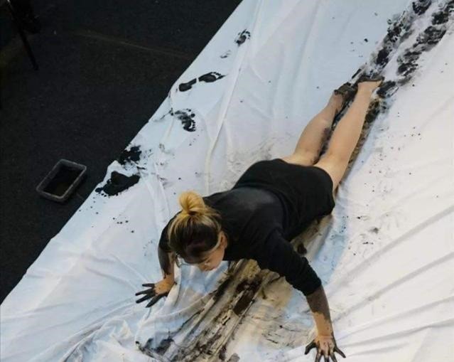 视觉$国外女艺术家用身体当画笔,边跳舞边画画,堪称视觉盛宴