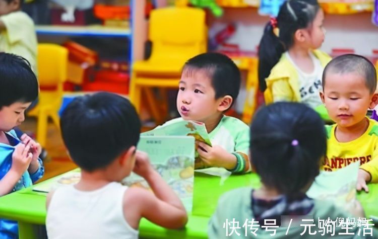 回家|幼儿园能吃2大碗，回家就到处追着喂饭，宝妈突袭幼儿园后明白了