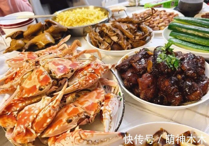 明星年夜饭来了!肖战下厨荤素搭配,关晓彤丰盛,颖儿晒春晚伙食