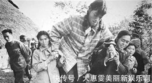 女巨人|中国第一女巨人：14岁身高超姚明，18岁猝死，遗体至今保存未火化